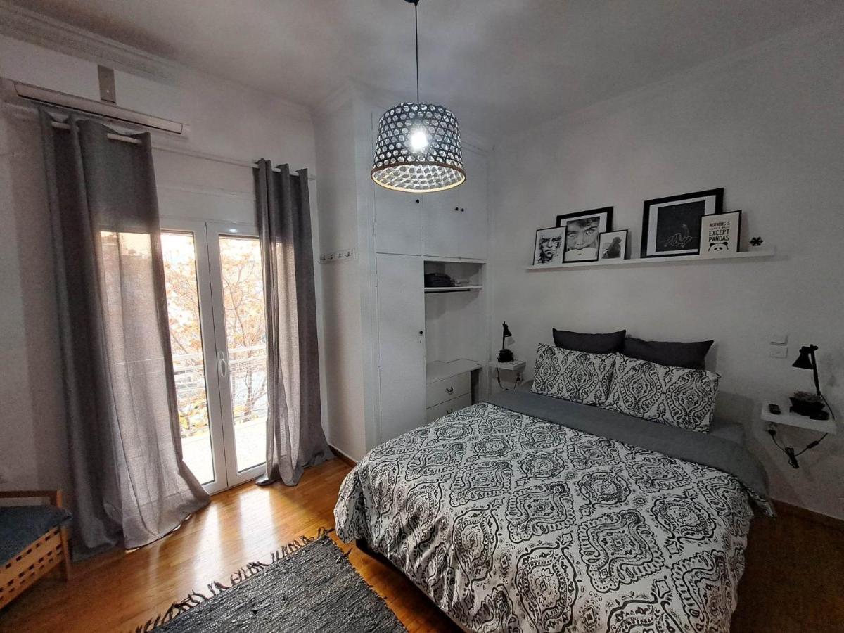 Athenshub - Across Metro Station Apartment